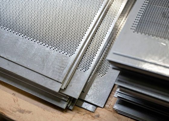 अनुकूलन छिद्रित स्टील प्लेट विभिन्न छेद और पैनल आकार के साथ धातु शीट पुचिंग