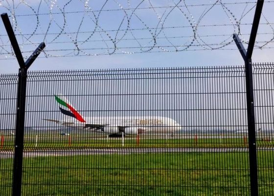 4.0m 5.2m प्लास्टिक कोटेड वायर मेश पैनल एयरपोर्ट सिक्योरिटी मेश फेंसिंग पैनल