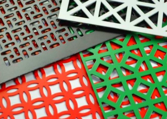 उच्च खुले क्षेत्र छिद्रित स्टील जाल शीट पीवीसी कोटिंग सजावट छेद आकार 0.1 मिमी