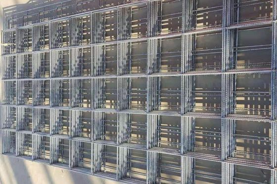 Q195 वेल्डेड वायर मेष पैनल कम कार्बन स्टील स्क्वायर या आयताकार छेद आकार