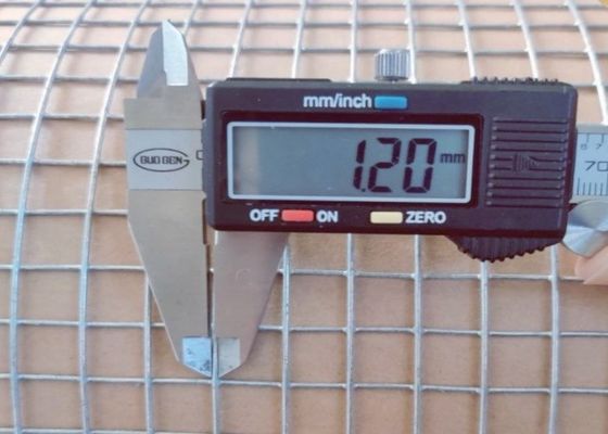 पशु बाड़ों के लिए 50 मीटर रोल लंबाई और 0.5 मीटर चौड़ाई के साथ इलेक्ट्रो गैल्वेनाइज्ड वेल्डेड वायर मेश