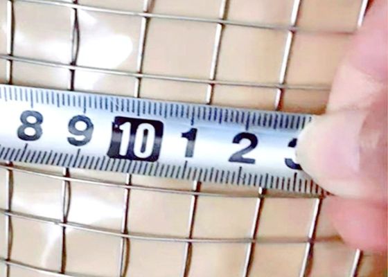 पशु बाड़ों के लिए 50 मीटर रोल लंबाई और 0.5 मीटर चौड़ाई के साथ इलेक्ट्रो गैल्वेनाइज्ड वेल्डेड वायर मेश