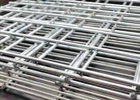 बहुमुखी अनुप्रयोगों के लिए अनुकूलन योग्य टिकाऊ गर्म डुबोया जस्ती वेल्डेड तार जाल पैनल