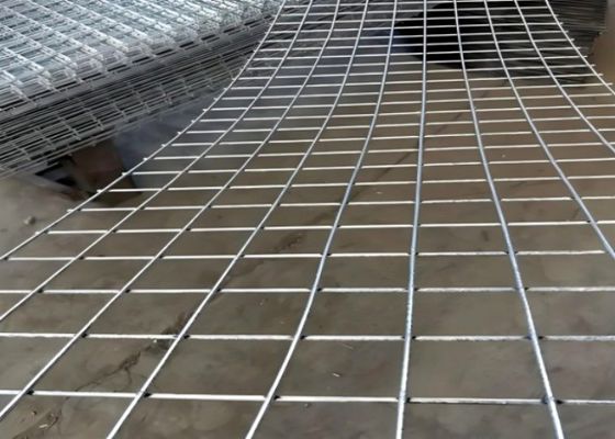 बहुमुखी अनुप्रयोगों के लिए अनुकूलन योग्य टिकाऊ गर्म डुबोया जस्ती वेल्डेड तार जाल पैनल